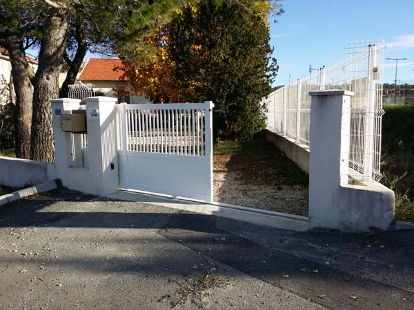 portail semi-ouvert vu depuis la rue